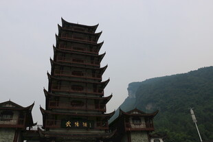 古朴多层宝塔屹立山间