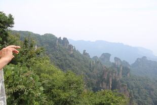 人赏壮丽山峦景色
