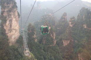 张家界索道穿梭于奇峰间
