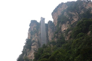 奇峰耸立的壮丽山景