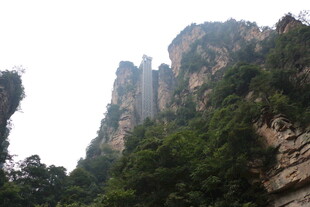 奇峰耸立的壮美山林景观