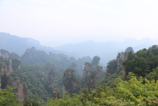 壮美山峦景观