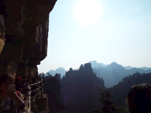 山间栈道旁的壮丽山景