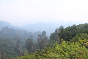 山峦绿意浓景