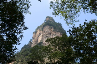 山林间的巍峨奇峰