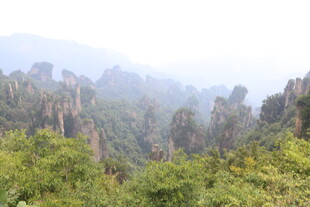 奇峰林立的壮美山林景观