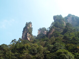奇峰耸立的翠绿山峦