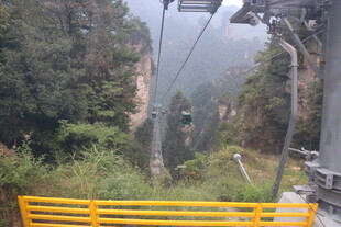 乘坐缆车赏山间美景