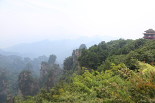 山间葱郁景 远处亭阁立