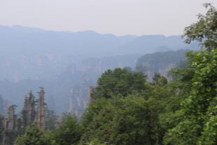 山林间的朦胧远山景色