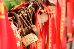 祈福锁挂于红绸间