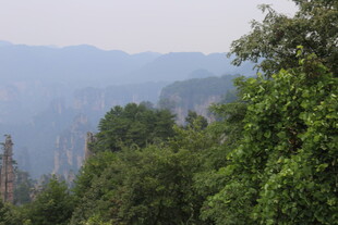 山林间的朦胧山峦景色
