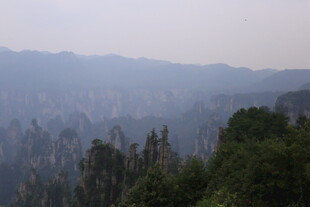 山峦叠翠间的朦胧绿色景观
