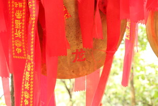 祈福红绸带 寄托美好心愿