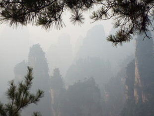 云雾缭绕的壮丽山峰景色
