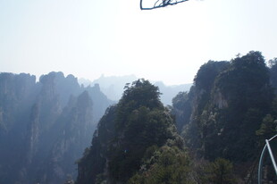 空中俯瞰壮丽奇峰景观