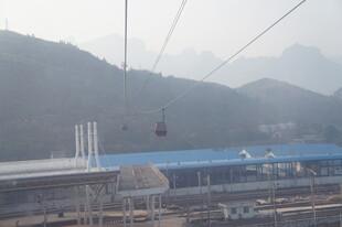 山间缆车与建筑景观