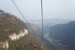高空缆车穿行于山峦之间
