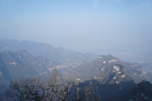 山峦远眺景色
