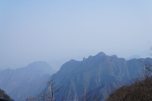壮丽山峦景色