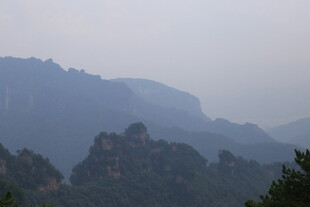 壮丽山峦景观