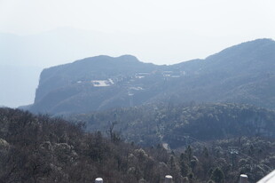 山峦叠翠的自然风景