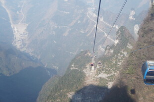 高空缆车穿梭于壮美山峦