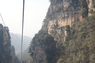 险峻山间索道景观