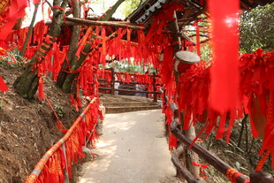 山间祈福长廊挂满红绸带