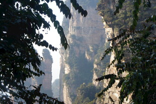 山间峭壁景色