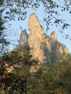 奇峰耸立的壮丽山景