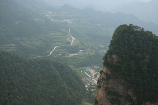 云雾缭绕的壮美山间景色