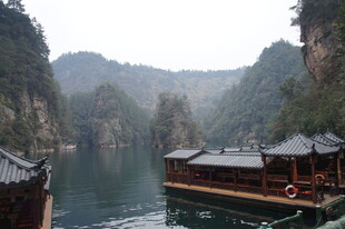 山水间的中式水上建筑