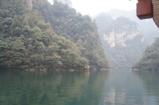 山水相依的宁静江景