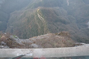 山间公路蜿蜒于山水间
