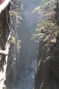 险峻峡谷中的壮美自然景观