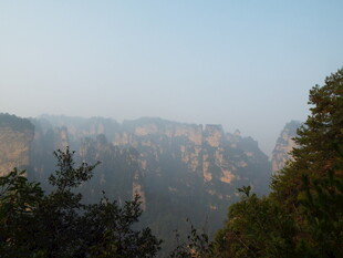 壮丽山景 树木点缀其间