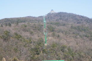 山间索道蜿蜒于葱郁山林
