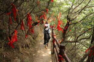 山间祈福小径 游人漫步