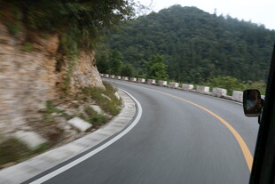 蜿蜒山间公路风景