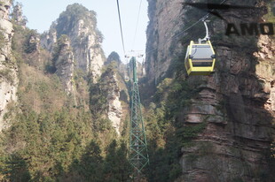 山间缆车穿梭壮丽美景