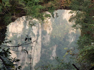 山间峭壁与繁茂植被景象