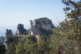 奇峰耸立的山林景观