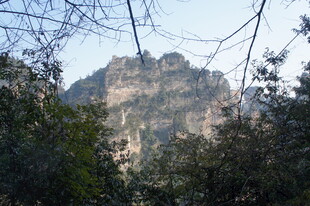 山林间的巍峨山峰