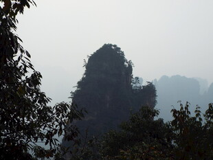 云雾缭绕的奇特山峰