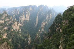 壮丽山景 峡谷间绿意盎然