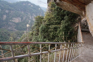 山间栈道风景