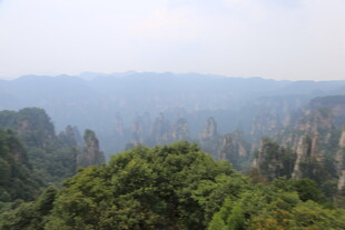 壮美山峦间的葱郁景致