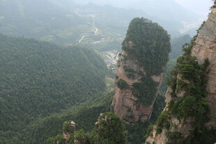 奇峰耸立的壮美山间景色