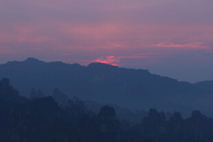 日落时分的山峦美景